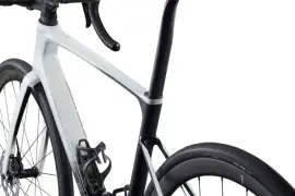 2024 Giant Defy Advanced Pro 1 Road Bike ( PIENARBIKESHOP )